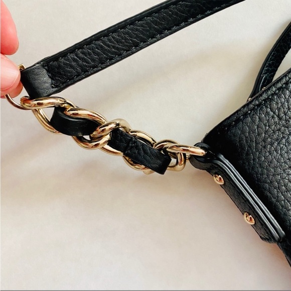 Kate Spade Black Crossbody Bag with Adjustable Strap and Zipper Closure - Picture 8 of 13